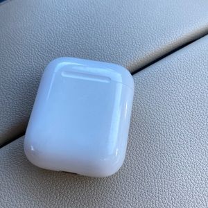 AirPods (2nd generation) Model A2031 Used but work.